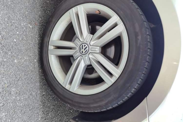 Used Volkswagen Lamando 2018 280TSI DSG Comfort Edition Right Front Wheel Hub