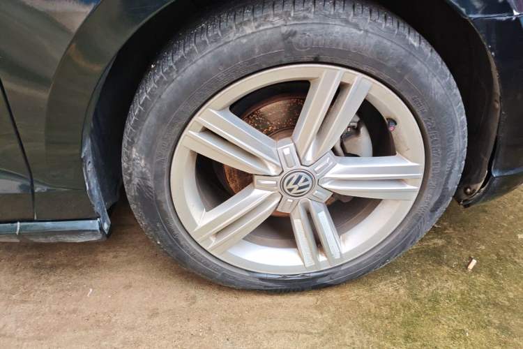 Used Volkswagen Lamando 2018 280TSI DSG Comfort Edition Right Front Wheel Hub