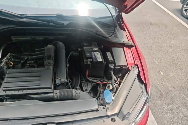 Used Volkswagen Lamando 2018 280TSI DSG Comfort Edition Engine Bay Left