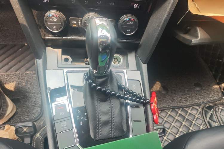 Used Volkswagen Lamando 2018 280TSI DSG Comfort Edition Gear Lever