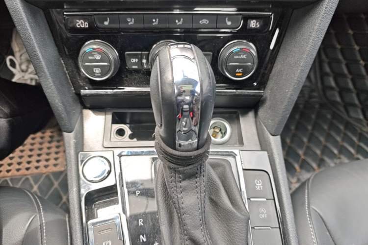 Used Volkswagen Lamando 2018 280TSI DSG Luxury Edition Gear Lever