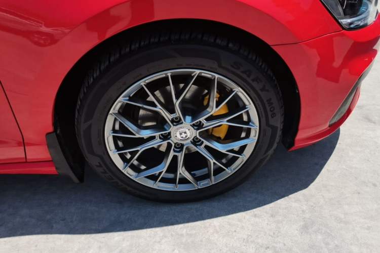 Used Volkswagen Lamando 2018 280TSI DSG Comfort Edition Right Front Wheel Hub