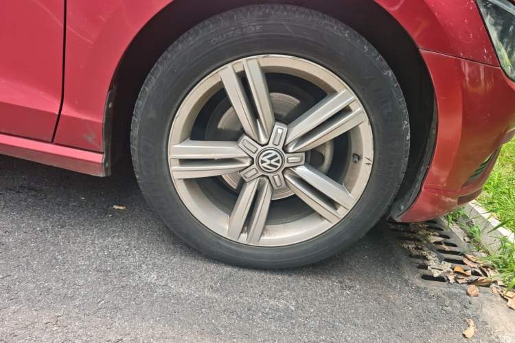 Used Volkswagen Lamando 2018 280TSI DSG Comfort Edition Right Front Wheel Hub