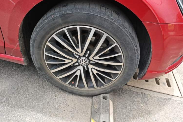 Used Volkswagen Lamando 2018 280TSI DSG Luxury Edition Right Front Wheel Hub