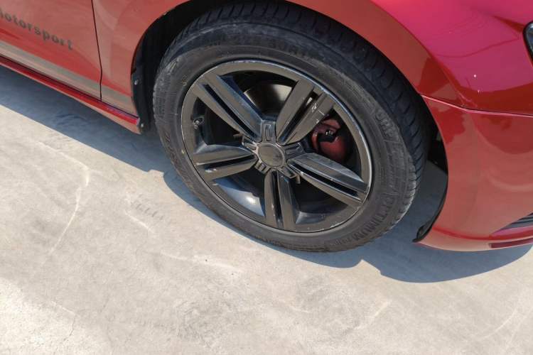 Used Volkswagen Lamando 2018 280TSI DSG Comfort Edition Right Front Wheel Hub