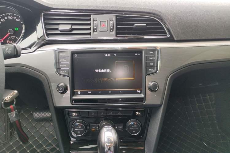 Used Volkswagen Lamando 2018 280TSI DSG Comfort Edition Audio And AC Panel