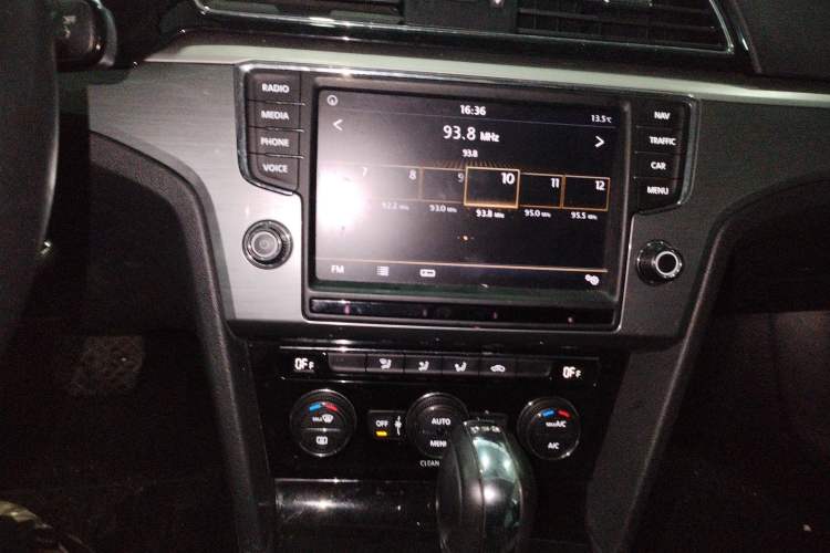 Used Volkswagen Lamando 2018 280TSI DSG Comfort Edition Audio And AC Panel