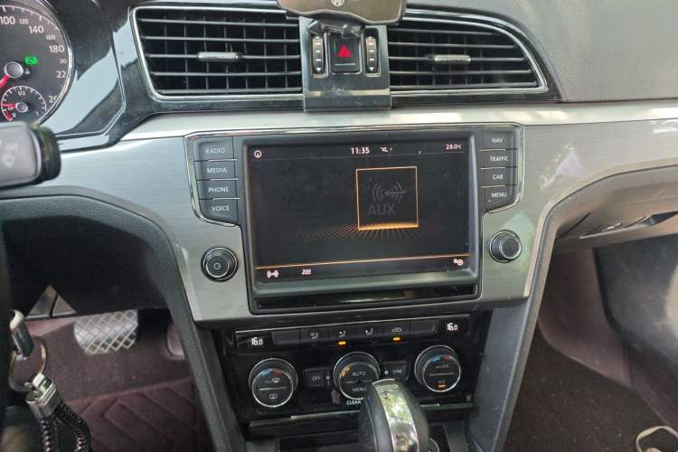 Used Volkswagen Lamando 2018 280TSI DSG Comfort Edition Audio And AC Panel