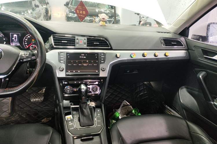 Used Volkswagen Lamando 2018 280TSI DSG Comfort Edition Audio And AC Panel