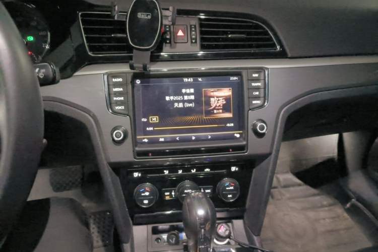 Used Volkswagen Lamando 2018 280TSI DSG Comfort Edition Audio And AC Panel