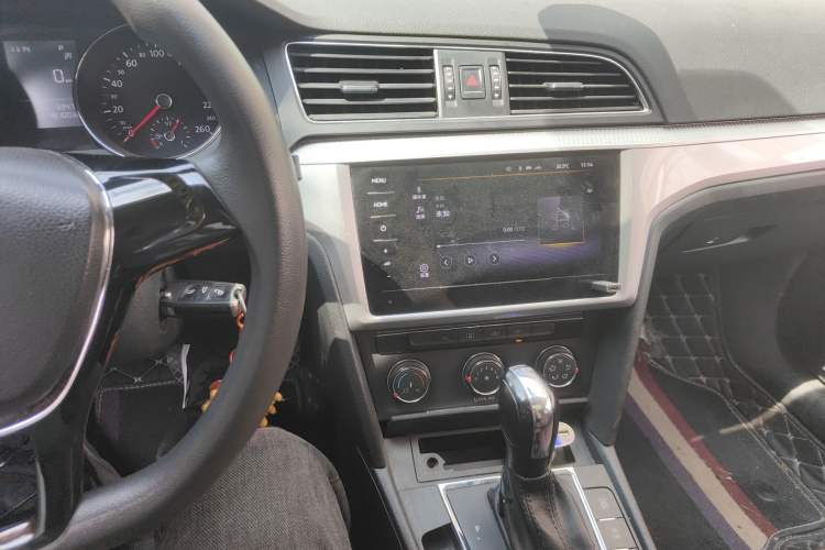 Used Volkswagen Lamando 2018 230TSI DSG Fashion Edition Audio And AC Panel