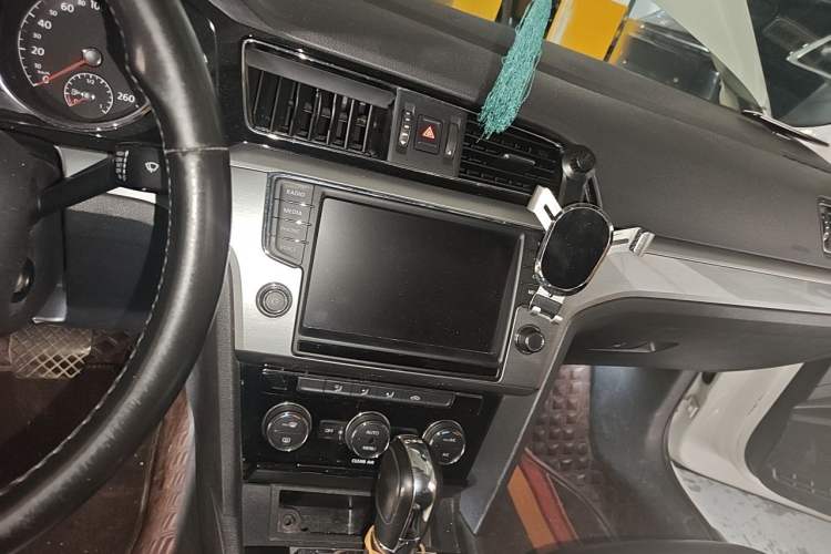 Used Volkswagen Lamando 2018 280TSI DSG Comfort Edition Audio And AC Panel