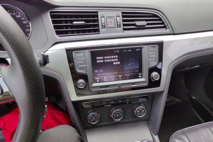 Used Volkswagen Lamando 2018 230TSI Manual Trend Edition Audio And AC Panel
