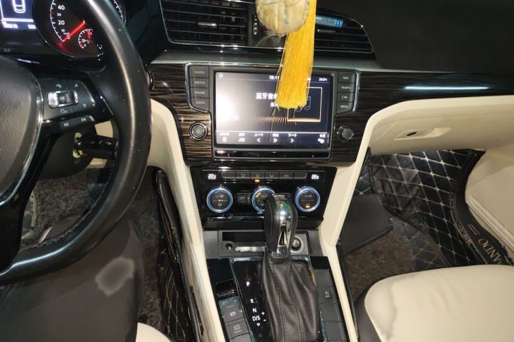 Used Volkswagen Lamando 2018 280TSI DSG Comfort Edition Audio And AC Panel