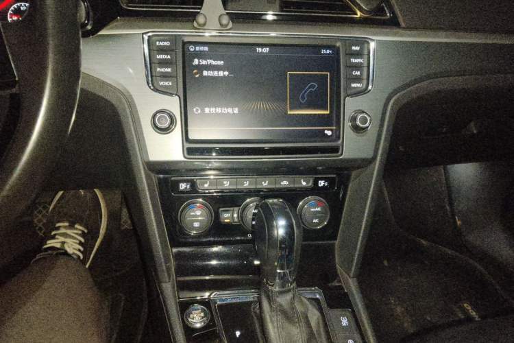 Used Volkswagen Lamando 2018 280TSI DSG Luxury Edition Audio And AC Panel