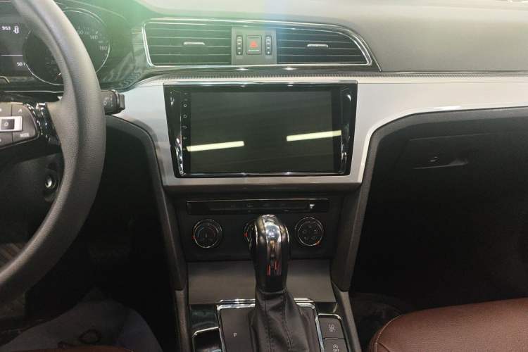 Used Volkswagen Lamando 2018 230TSI DSG Fashion Edition Audio And AC Panel