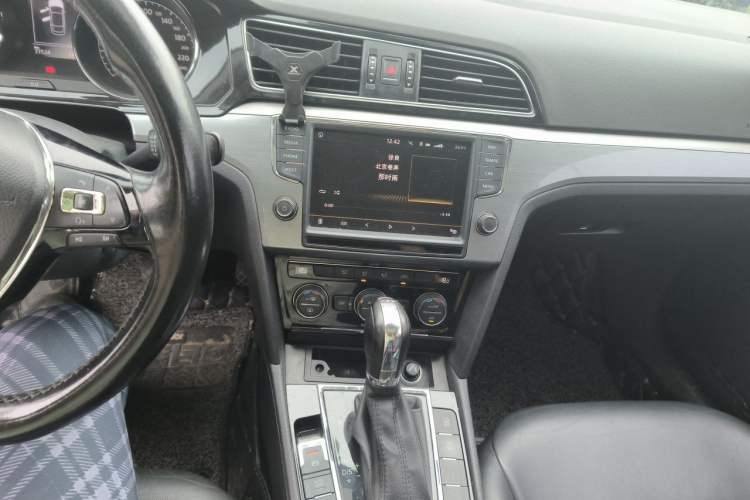 Used Volkswagen Lamando 2018 280TSI DSG Comfort Edition Audio And AC Panel