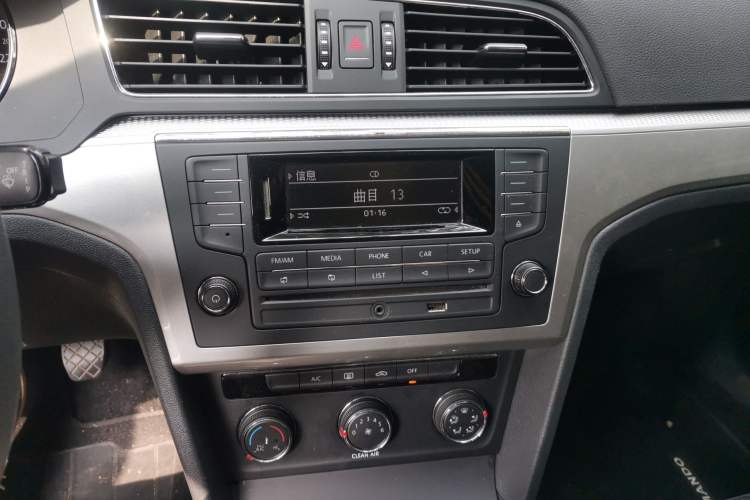 Used Volkswagen Lamando 2018 230TSI Manual Trend Edition Audio And AC Panel