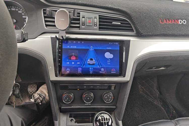Used Volkswagen Lamando 2018 230TSI Manual Trend Edition Audio And AC Panel