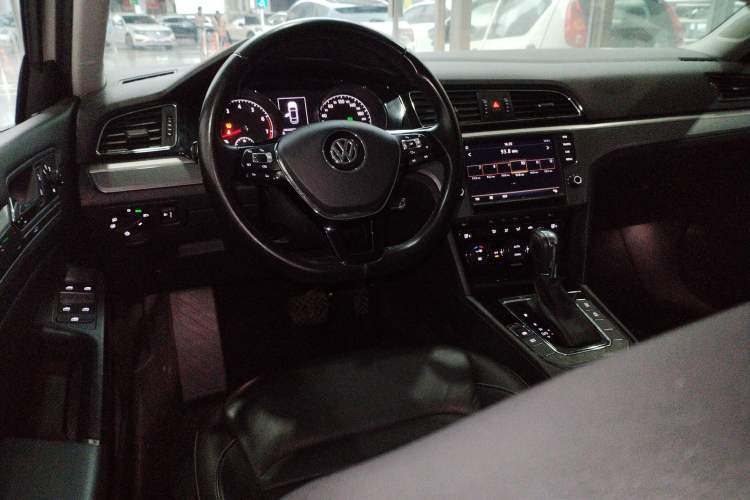 Used Volkswagen Lamando 2018 280TSI DSG Comfort Edition Center Console