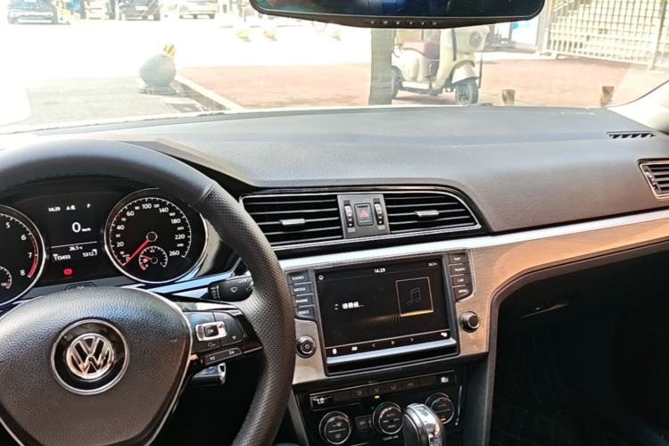 Used Volkswagen Lamando 2018 280TSI DSG Comfort Edition Center Console