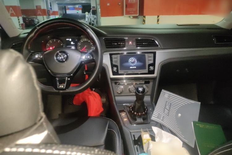 Used Volkswagen Lamando 2018 230TSI Manual Trend Edition Center Console