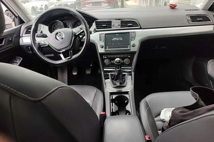 Used Volkswagen Lamando 2018 280TSI Manual Comfort Edition Center Console