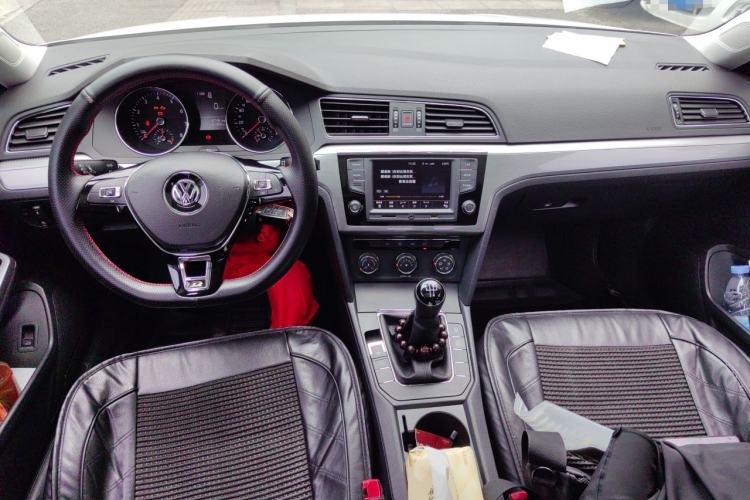 Used Volkswagen Lamando 2018 230TSI Manual Trend Edition Center Console