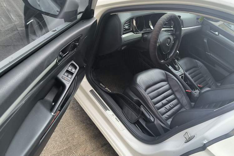 Used Volkswagen Lamando 2018 280TSI DSG Comfort Edition Driver Seat