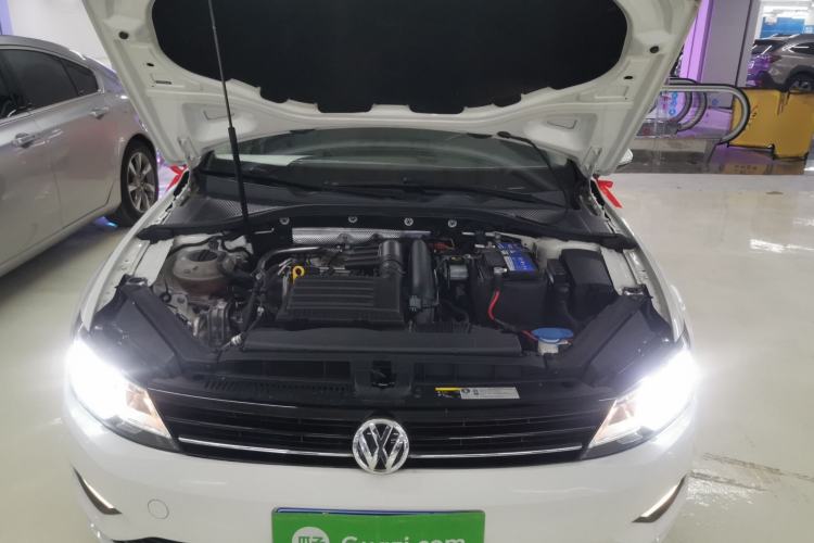 Used Volkswagen Lamando 2018 280TSI DSG Comfort Edition Engine Bay