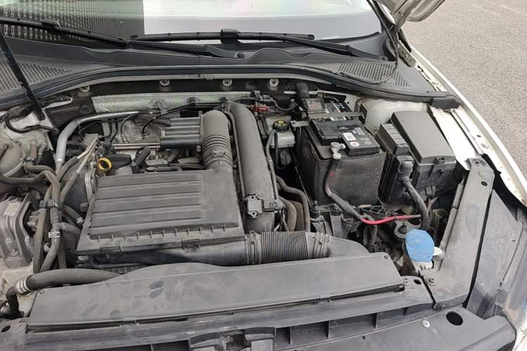 Used Volkswagen Lamando 2018 280TSI Manual Comfort Edition Engine Bay Left