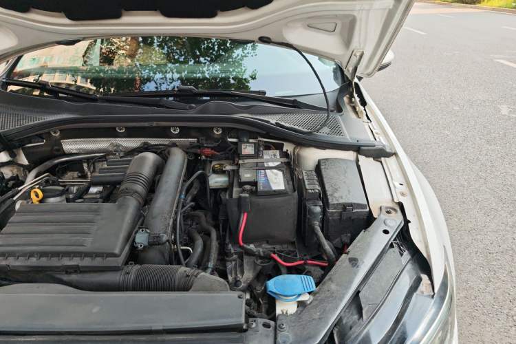 Used Volkswagen Lamando 2018 280TSI DSG Comfort Edition Engine Bay Left