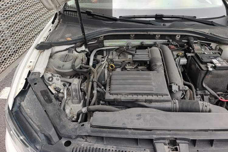 Used Volkswagen Lamando 2018 280TSI Manual Comfort Edition Engine Bay Right