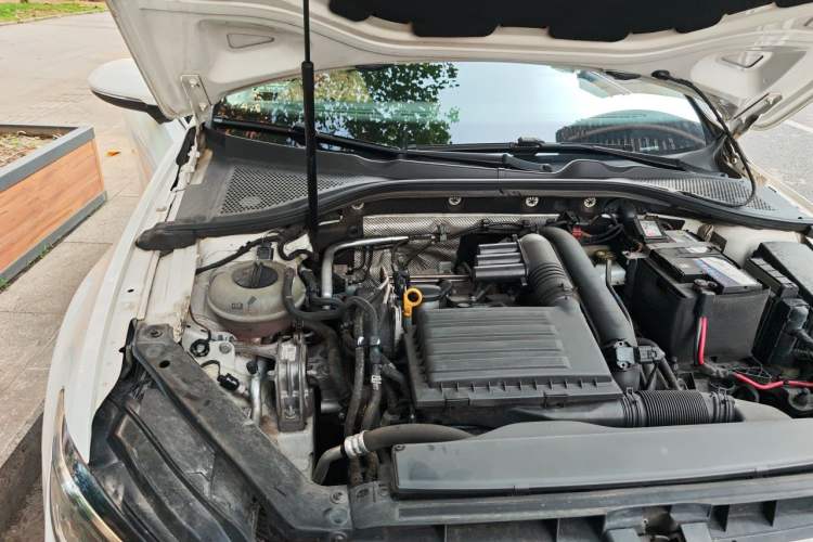 Used Volkswagen Lamando 2018 280TSI DSG Comfort Edition Engine Bay Right
