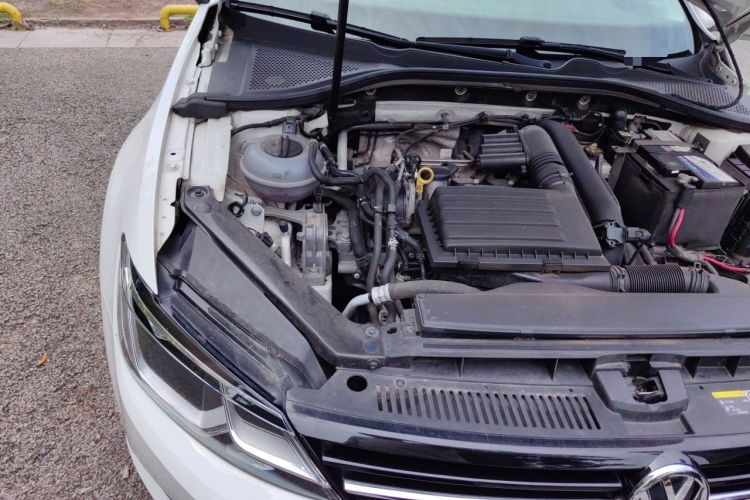 Used Volkswagen Lamando 2018 230TSI Manual Trend Edition Engine Bay Right