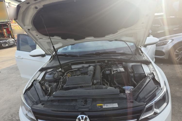 Used Volkswagen Lamando 2018 280TSI DSG Comfort Edition Engine Bay
