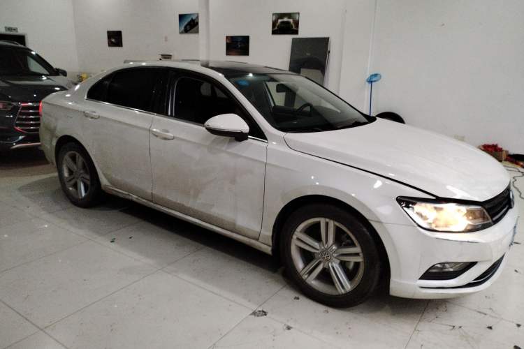 Used Volkswagen Lamando 2018 280TSI DSG Comfort Edition Front Right 45 Deg