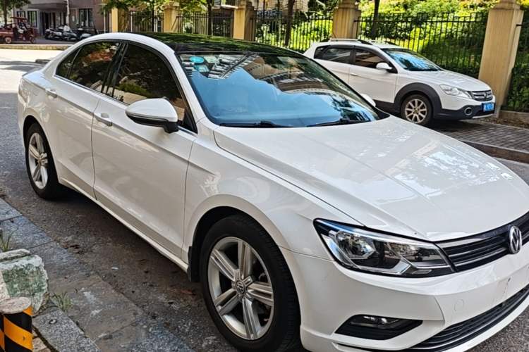 Used Volkswagen Lamando 2018 280TSI DSG Comfort Edition Front Right 45 Deg