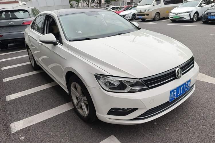 Used Volkswagen Lamando 2018 280TSI Manual Comfort Edition Front Right 45 Deg