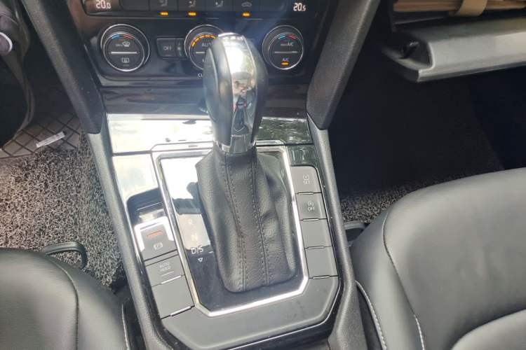 Used Volkswagen Lamando 2018 280TSI DSG Comfort Edition Gear Lever