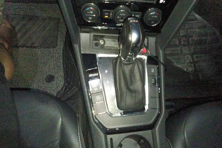 Used Volkswagen Lamando 2018 280TSI DSG Comfort Edition Gear Lever