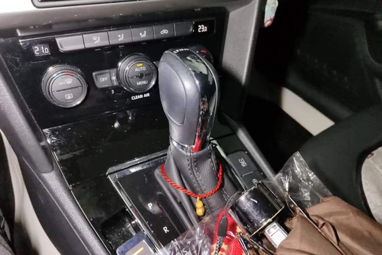 Used Volkswagen Lamando 2018 280TSI DSG Comfort Edition Gear Lever
