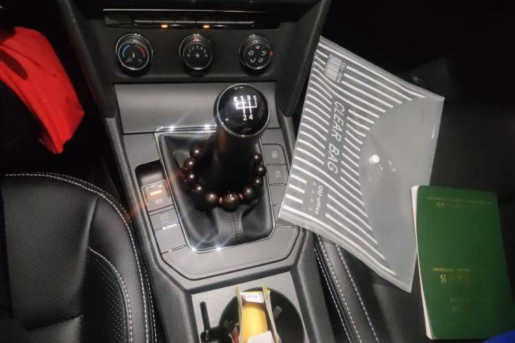 Used Volkswagen Lamando 2018 230TSI Manual Trend Edition Gear Lever