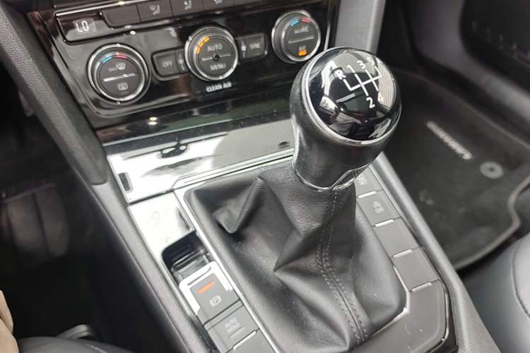 Used Volkswagen Lamando 2018 280TSI Manual Comfort Edition Gear Lever