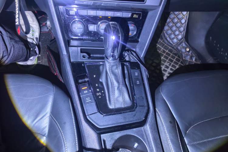 Used Volkswagen Lamando 2018 280TSI DSG Comfort Edition Gear Lever