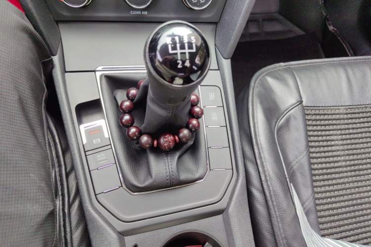 Used Volkswagen Lamando 2018 230TSI Manual Trend Edition Gear Lever