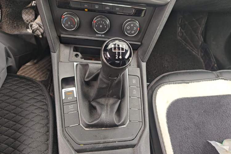 Used Volkswagen Lamando 2018 230TSI Manual Trend Edition Gear Lever