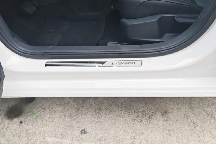Used Volkswagen Lamando 2018 280TSI DSG Comfort Edition Left Side Sill
