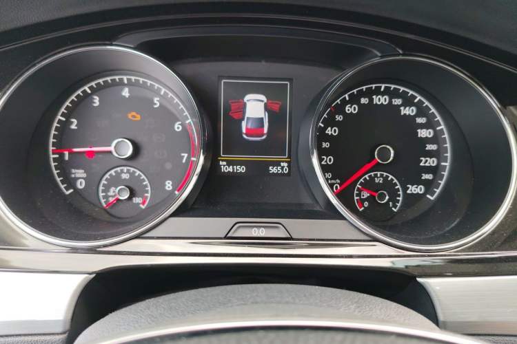 Used Volkswagen Lamando 2018 330TSI DSG Luxury Edition Odometer Close Up