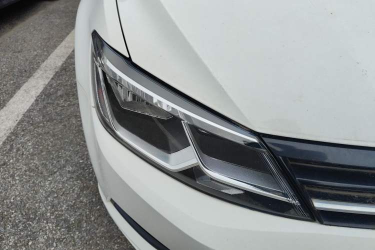 Used Volkswagen Lamando 2018 280TSI DSG Comfort Edition Right Front Headlight